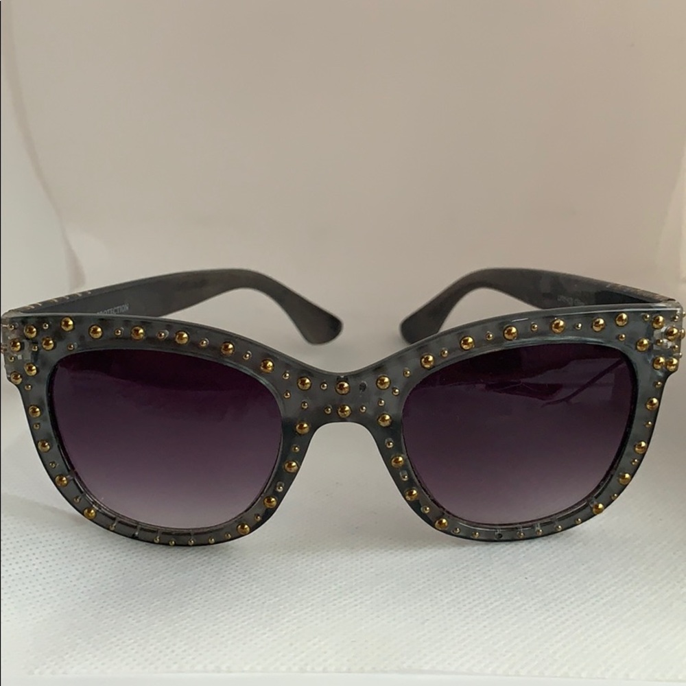 Women’s studded sunglasses